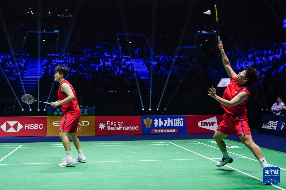 在两队之间 在两队之间